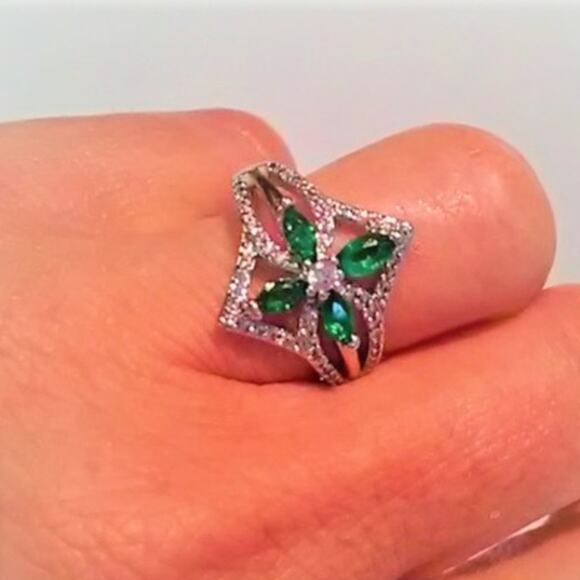 Ring Simulated Emeralds Diamonds Sz 8 Clover Blossom Fleur Brilliant Sparkle - Picture 7 of 13